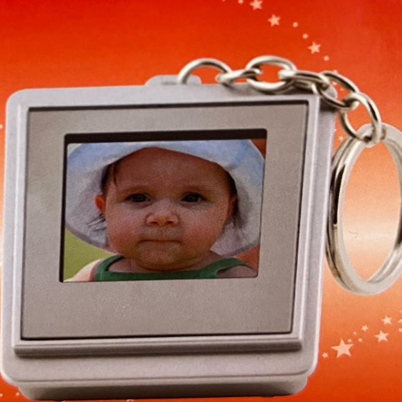 Macy’s Digital Photo Frame Key Ring - Picture 4 of 5
